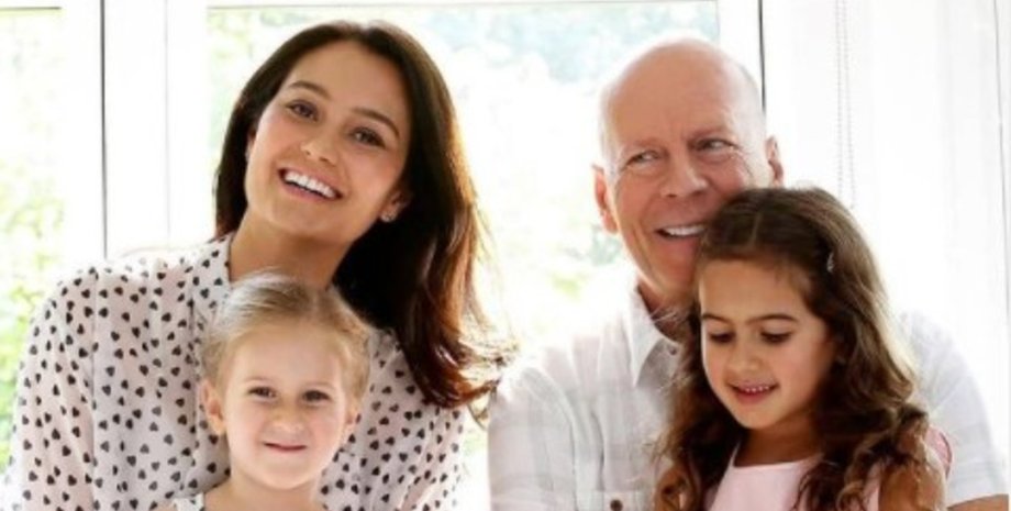 Брюс Уиллис и Эмма Хеминг-Уиллис с дочерьми Эмма Хэминг-Виллис вышла в свет с дочерьми Брюса Уиллиса.