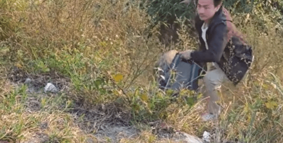 Чоловік забрав рюкзак у кабана