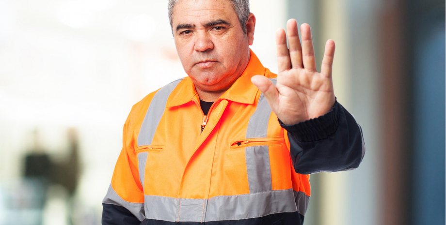 Регулировщик креативно проучил мотоциклистов-нарушителей: это рассмешило сеть