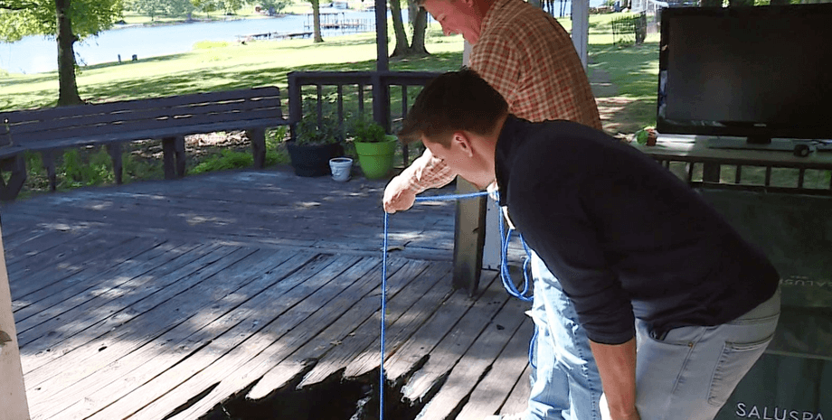 Сім'я думає, що знайшла уламок метеорита, метеорит, уламок метеорита, камінь, притягується магнітом, пожежа, пошкодив терасу