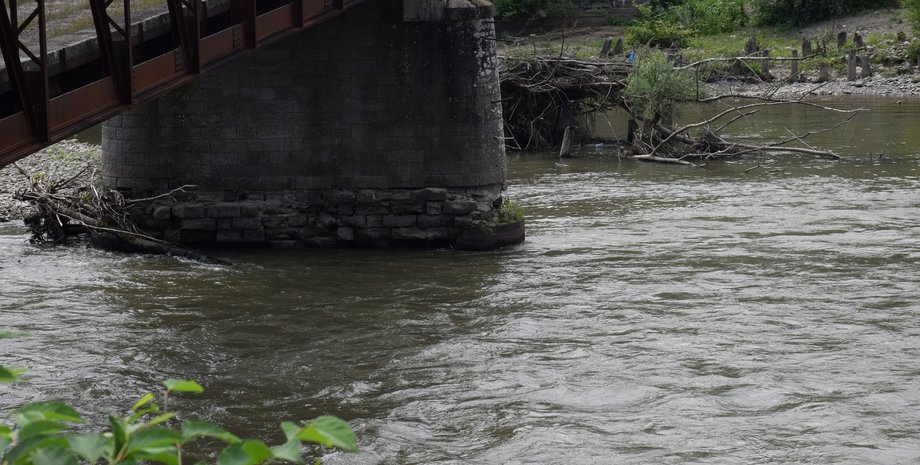 тиса, міст, зварювальник, втеча за кордон, мобілізація в україні, посилення мобілізації, новини закарпаття