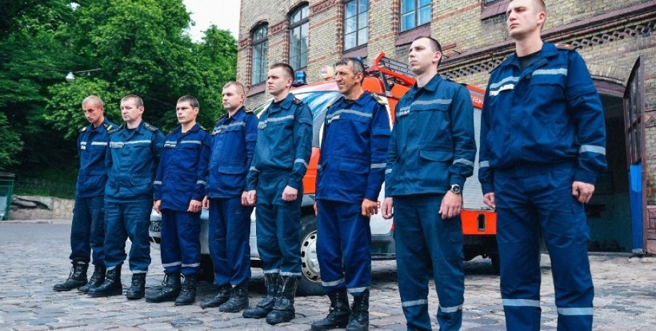 Пожарные Львовской области прощаются с погибшими товарищами / Фото: facebook.com/MNSLVIV