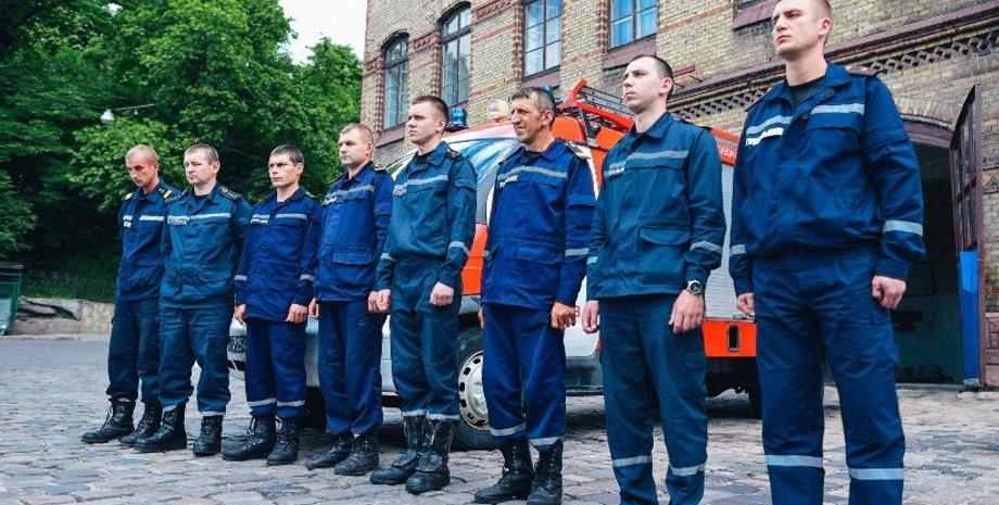 Пожарные Львовской области прощаются с погибшими товарищами / Фото: facebook.com/MNSLVIV