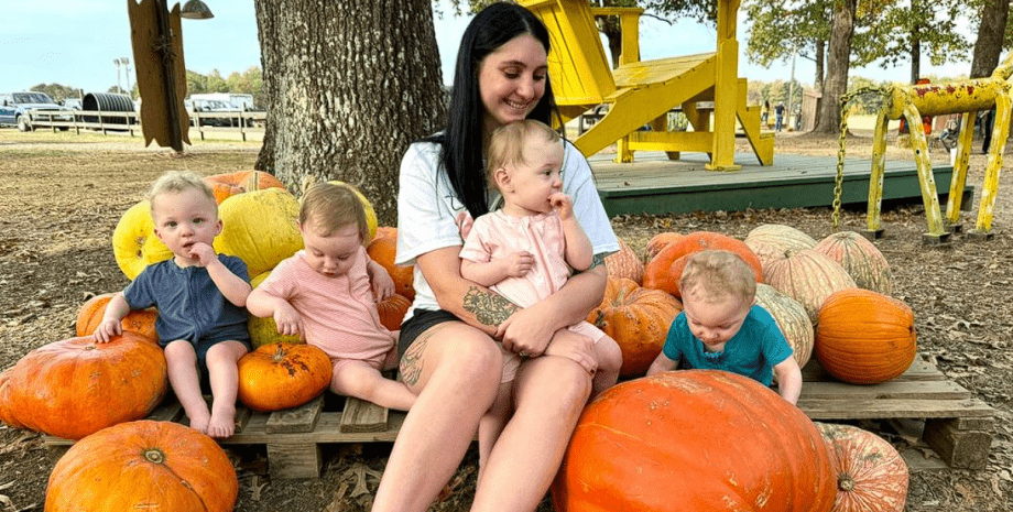 Женщина родила четверняшек Женщина родила четверняшек, пара близнецов, редкий случай, женщина родила четверых детей, трудные роды, беременность,