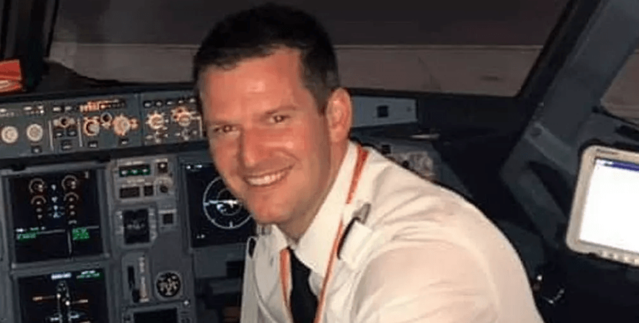 Пилот, самолет, задержка рейса, пассажиры самолета, отправился в отпуск, пассажир вызвался управлять самолетом, кабина пилотов