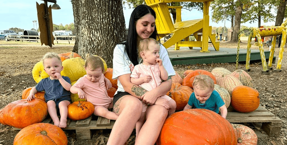 Жінка народила четвернят, пара близнюків, рідкісний випадок, жінка народила чотирьох дітей, важкі пологи, вагітність,