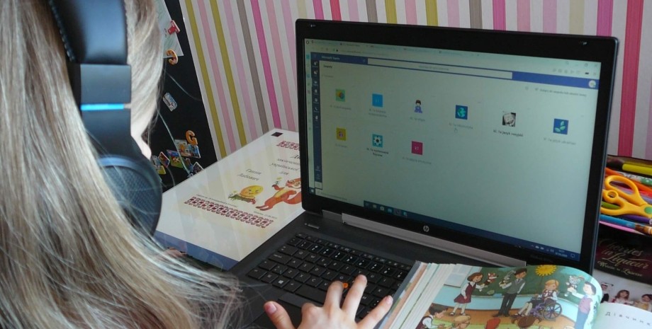 ребенок за компьютером, ребенок учится, онлайн обучение