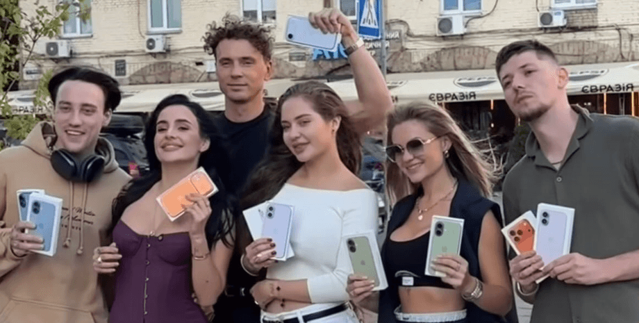 Блогеры с айфонами