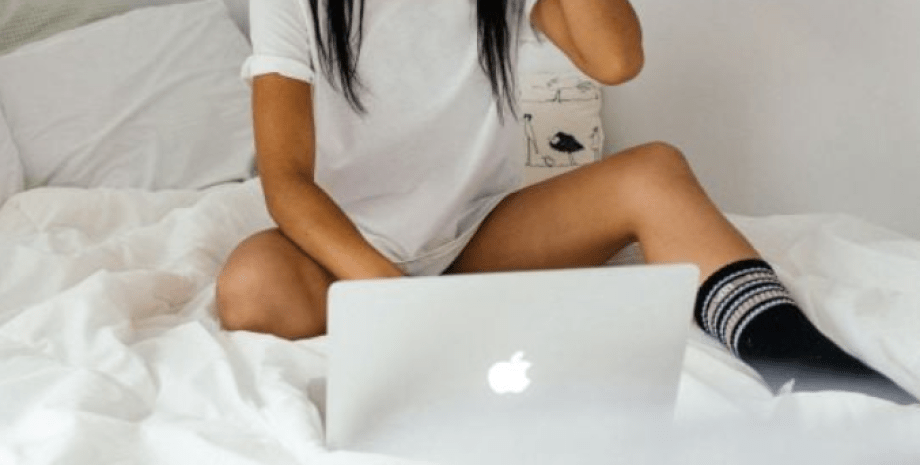 Девушка за ноутбуком Девушка за ноутбуком