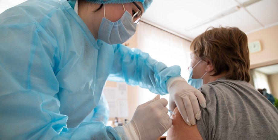 Вакцинация от коронавируса, бустерная доза, бустерная доза украина, чем колят бустерную дозу
