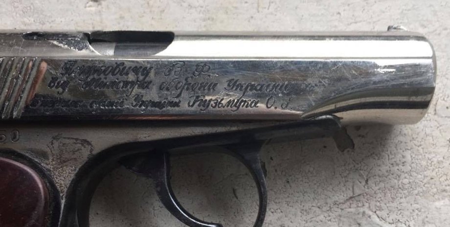 Подаренный Януковичу пистолет/фото: пресс-служба прокуратуры Киева, Facebook