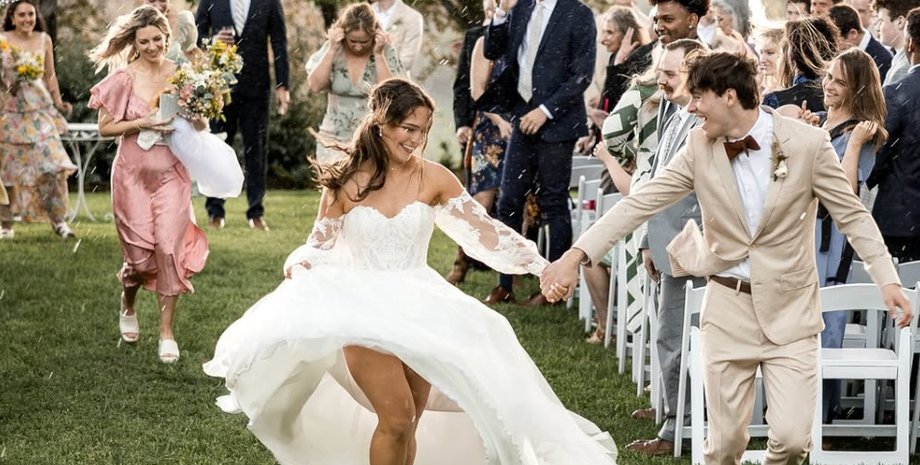 Свадьба на улице, жених и невеста, свадебные фото, торнадо, штормовое предупреждение, буря, свадьба под открытым небом