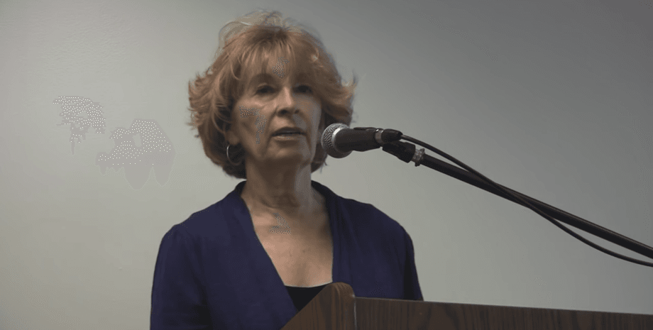 Женщину утверждает, что ее похитили инопланетяне, НЛО, образцы ДНК, пришельцы, похитили человека, космический корабль, писательница