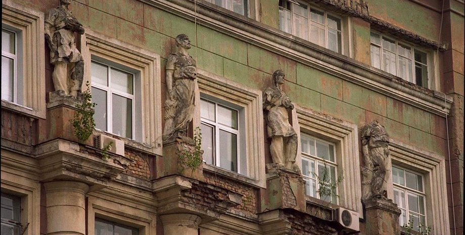 Здание до демонтажа статуй/Фото: facebook.com/camrador