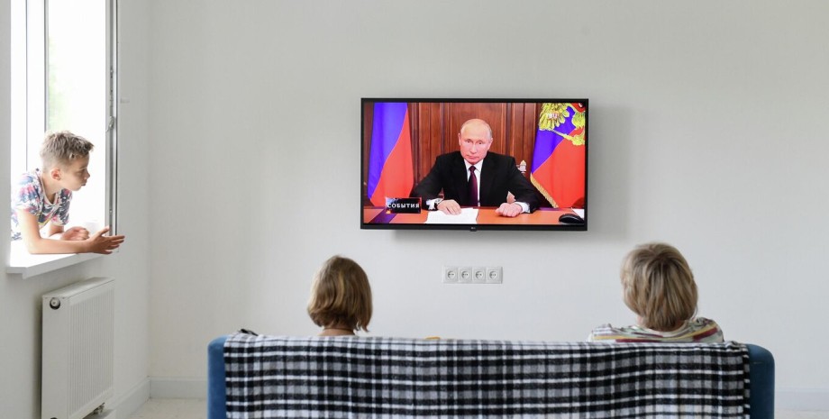 The video from Ukrainian intelligence three times showed the audience of several...