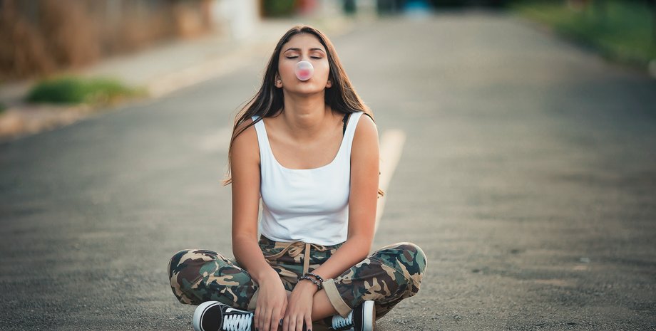 дівчина, жуйка, бульбашка з жуйки