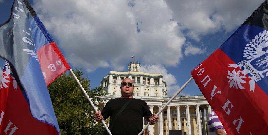 Флаги ДНР на митинге в Москве / Фото: tvc.ru