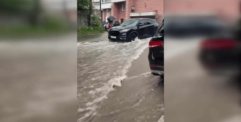 Негода у Києві перетворила вулиці на ріки
