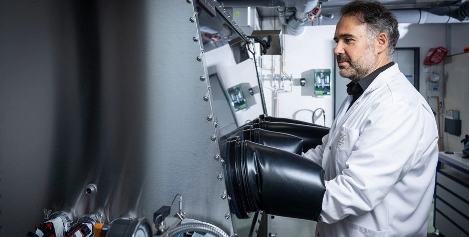 Марио Эль Каззи, учены, аккумуляторы, батареи, фото