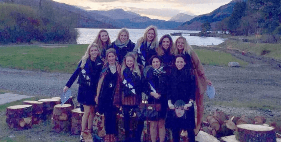 дівич-вечір, фото з привидом, привид на фото, компанія жінок