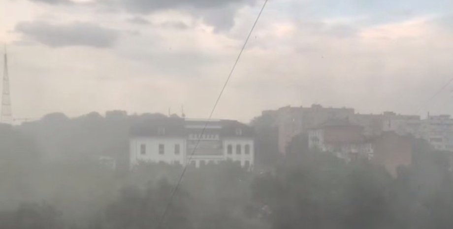 Потужний вітер та злива спричинили масштабну негоду у Києві