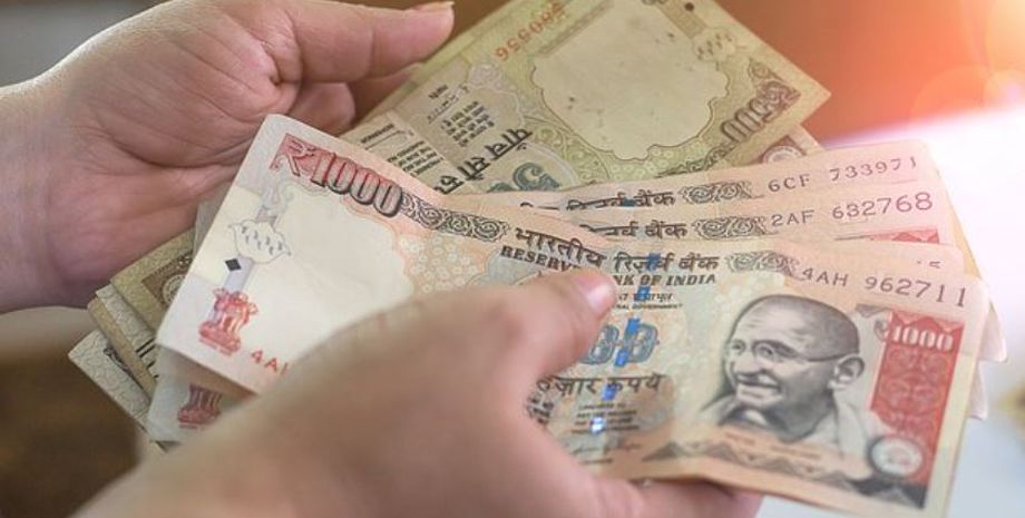 Заначка, забуті гроші, курйози, жінка з Індії знайшла пачку грошей, схованих багато років тому