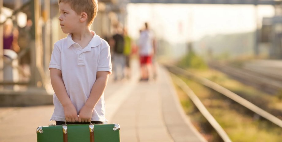 дитина, залізниця, хлопчик. неповнолітній, вокзал, чемодан