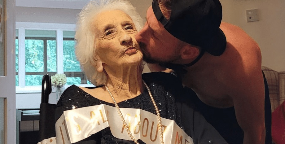 Женщина весело отпраздновала день рождения