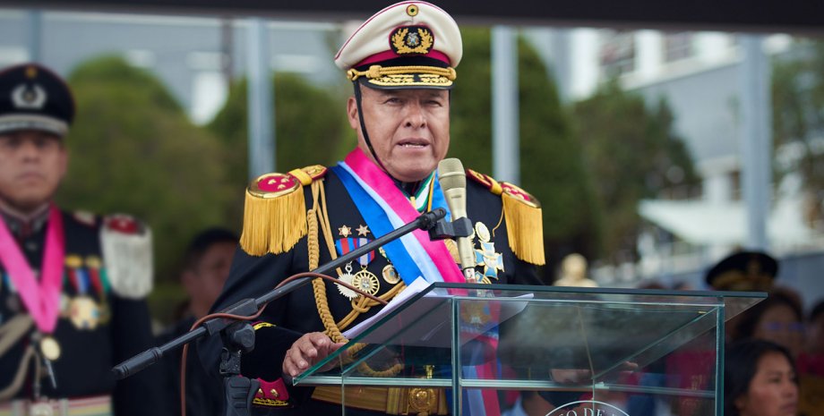 Am 26. Juni besetzte Juan Jose Suniga den Präsidentenpalast und erklärte später,...
