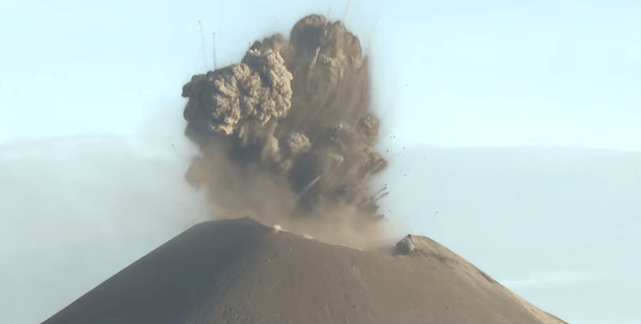 Момент взрывного выброса пепла из кратера вулкана Хайли-Губби, который проснулся впервые за 12 тысяч лет
