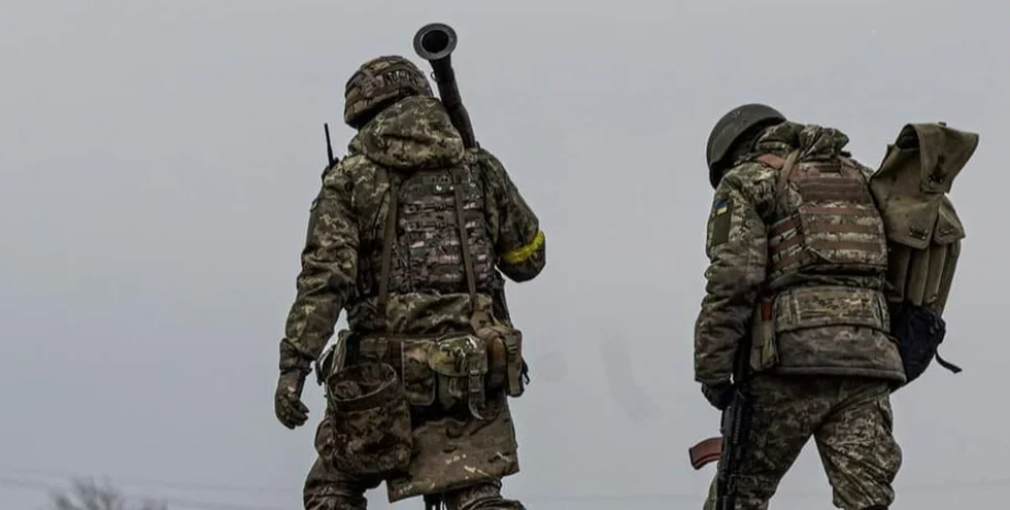 Das ukrainische Kommando hat beschlossen, die Kämpfer schützteren und vorbereite...