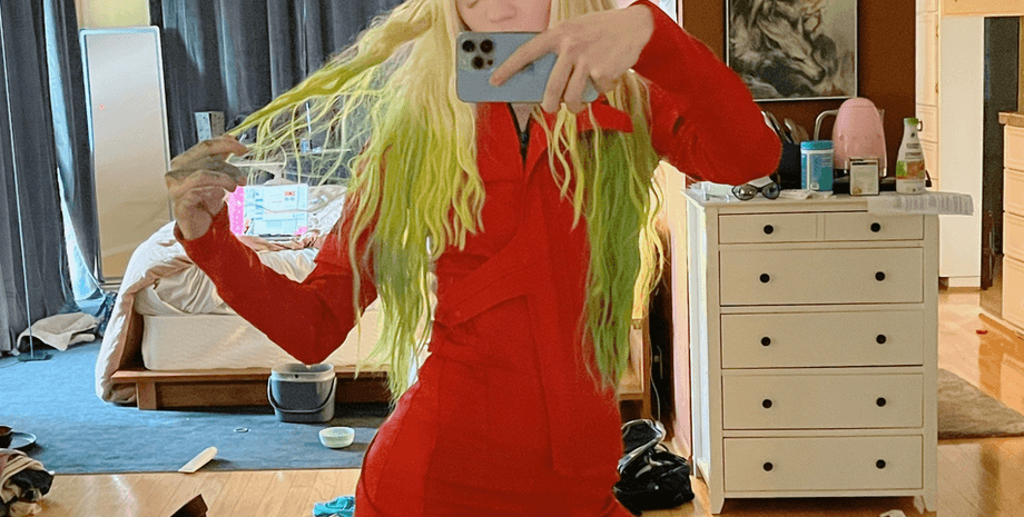 Grimes, бывшая жена Илона Маска, комната, кровать, комод