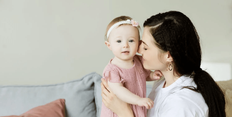 Мать с ребенком, ребенок, дочь, маленькая дочь, молодая мама, мама, кормление грудью, подруга