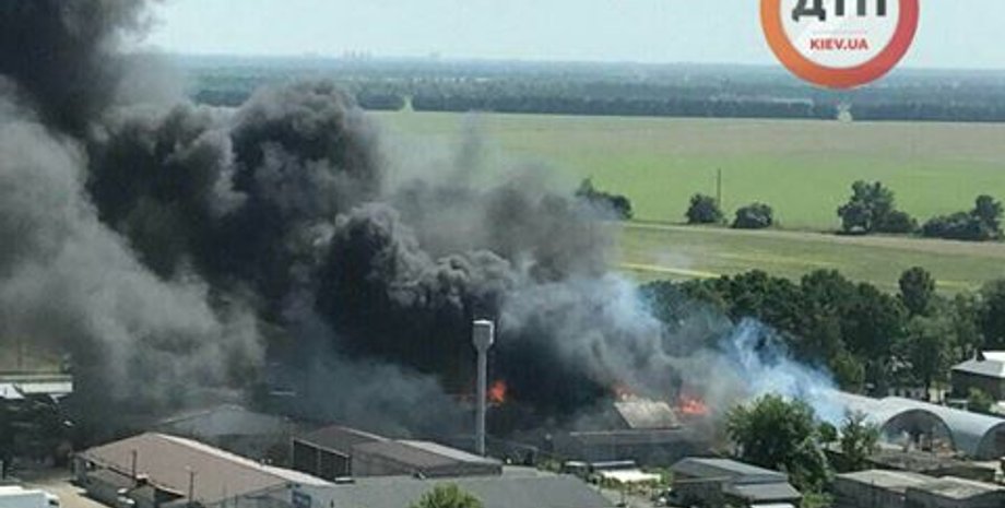Под Киевом горят склады с топливом