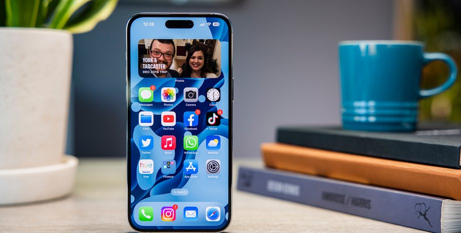 iPhone, телефон, экран телефона, синий значок, странный значок, пользователи iPhone, подслушивают инопланетяне, Siri, iOS