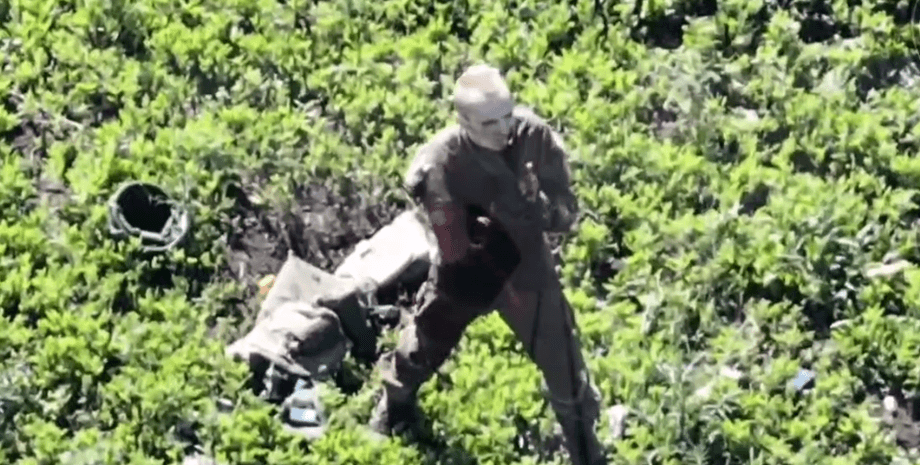 Российский оккупант просит не добивать его из дрона