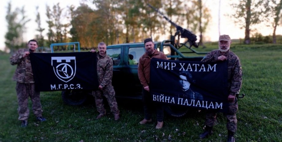 бойцы со знаменами в руках, анархисты, махно, черное знамя, бойцы всу