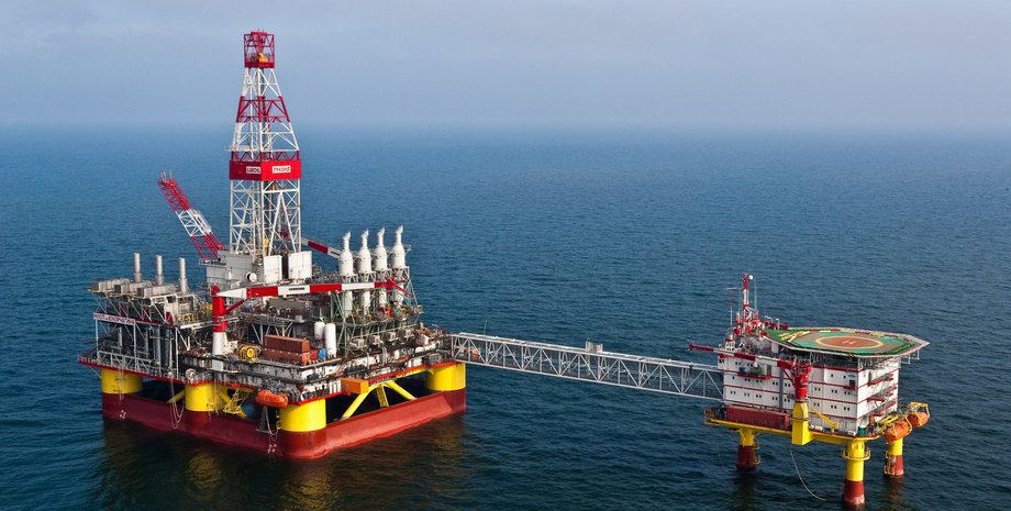 Каспийское море и буровая вышка