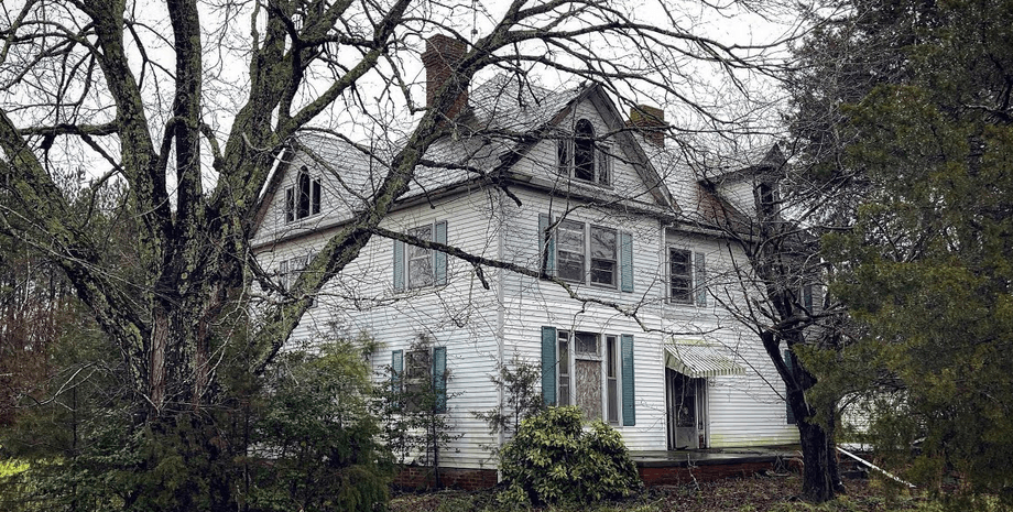 Покинутий будинок, знахідка в покинутому будинку, старий будинок, щоденник у покинутому будинку, вікно в минуле, зруйнований будинок