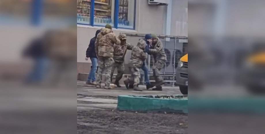 Затримання співробітниками ТЦК чоловіка, тцк, бусифікація, бусифікація в харкові