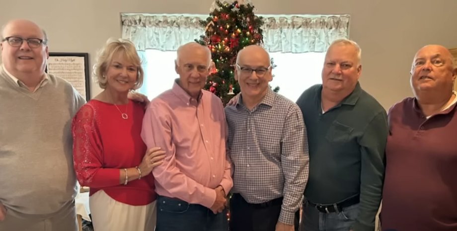 Чоловік знайшов братів і сестер через 75 років, зведені брати, зведена сестра, усиновили 75 років тому, біологічна сім'я, біологічні брати, велика сім'я