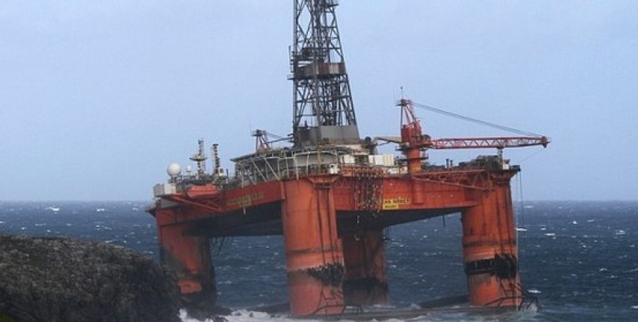 Шторм выбросил нефтяную платформу на берег / Фото: SWNS.com