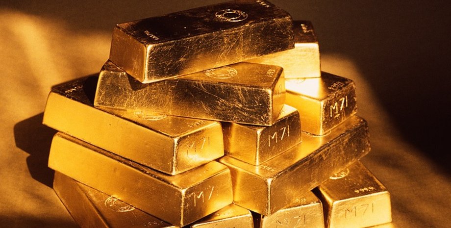 Стопка золотых слитков, похожих на те, что были обнаружены мужчиной из Невиль-сюр-Сон при рытье бассейна