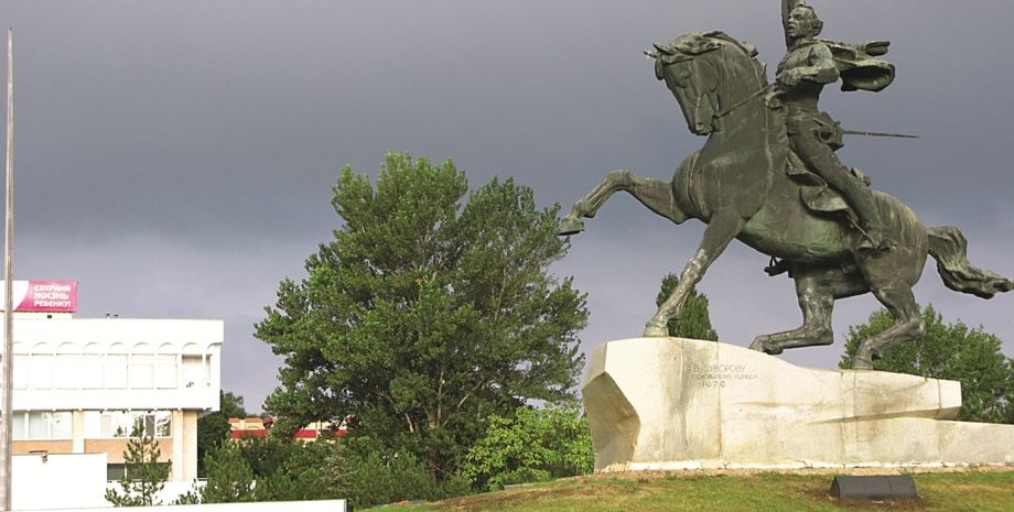 Фельдмаршал Суворов первым голосует за присоединение к путинской империи / Фото: Дмитрий Синяк