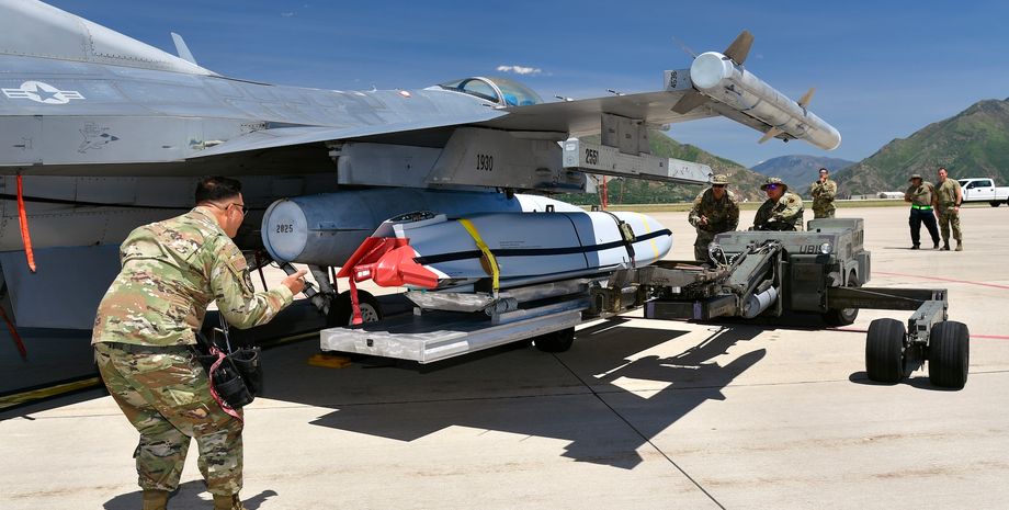 Американский истребитель с ракетами