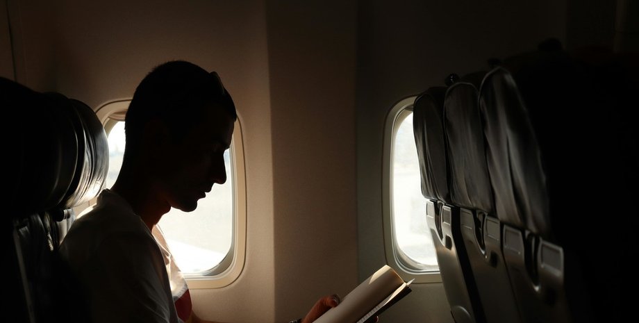 мужчина в самолёте
