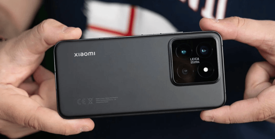 Смартфон Xiaomi 15 у руках