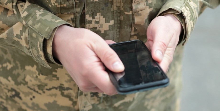 военный с телефоном, ВСУ телефон, ВСУ приложение, ВСУ мобильное приложение, ВСУ мобильное приложение