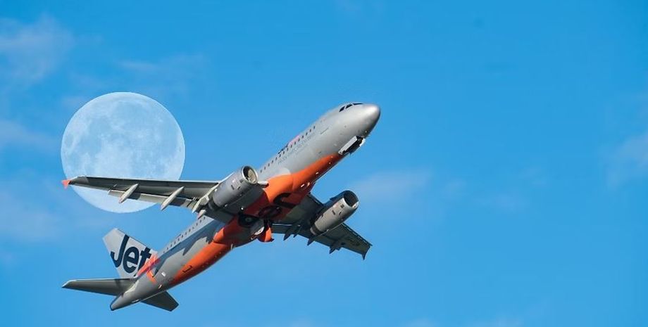 Пассажирский самолет развернулся над Индийским океаном из-за пассажирки, которая пыталась открыть аварийный выход