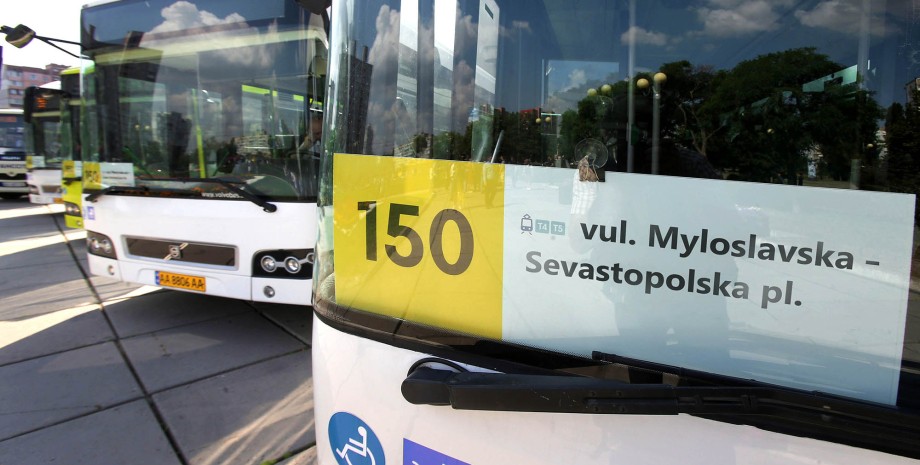 табличка в автобусі, номер автобуса, латиниця